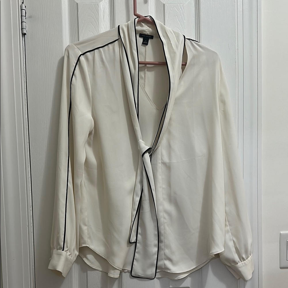 Sample Ann Taylor Size M cream holiday top, black piping detail